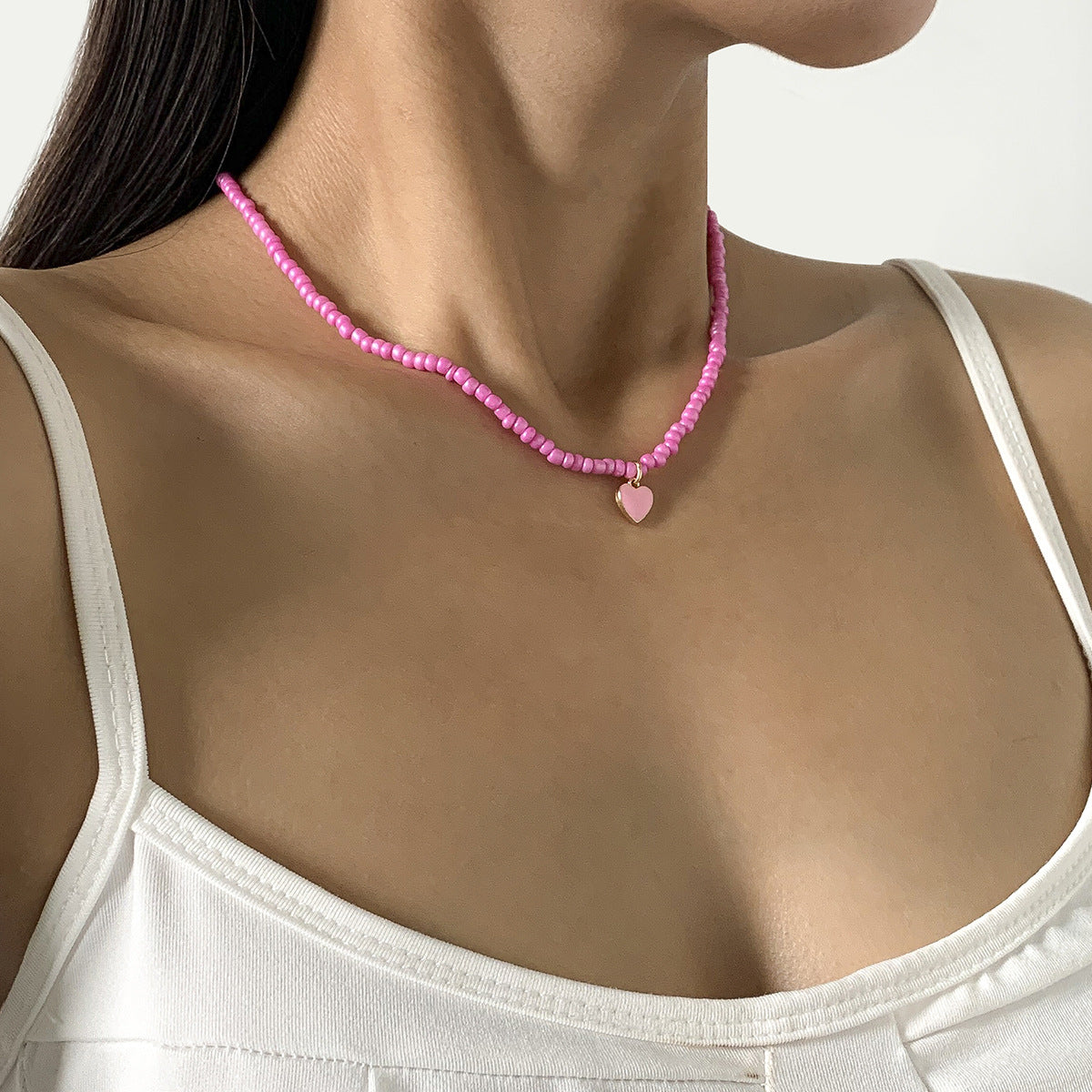 Collana con ciondolo a cuore in lega smaltata in stile fattoria minimalista da donna con design monostrato di perline colorate