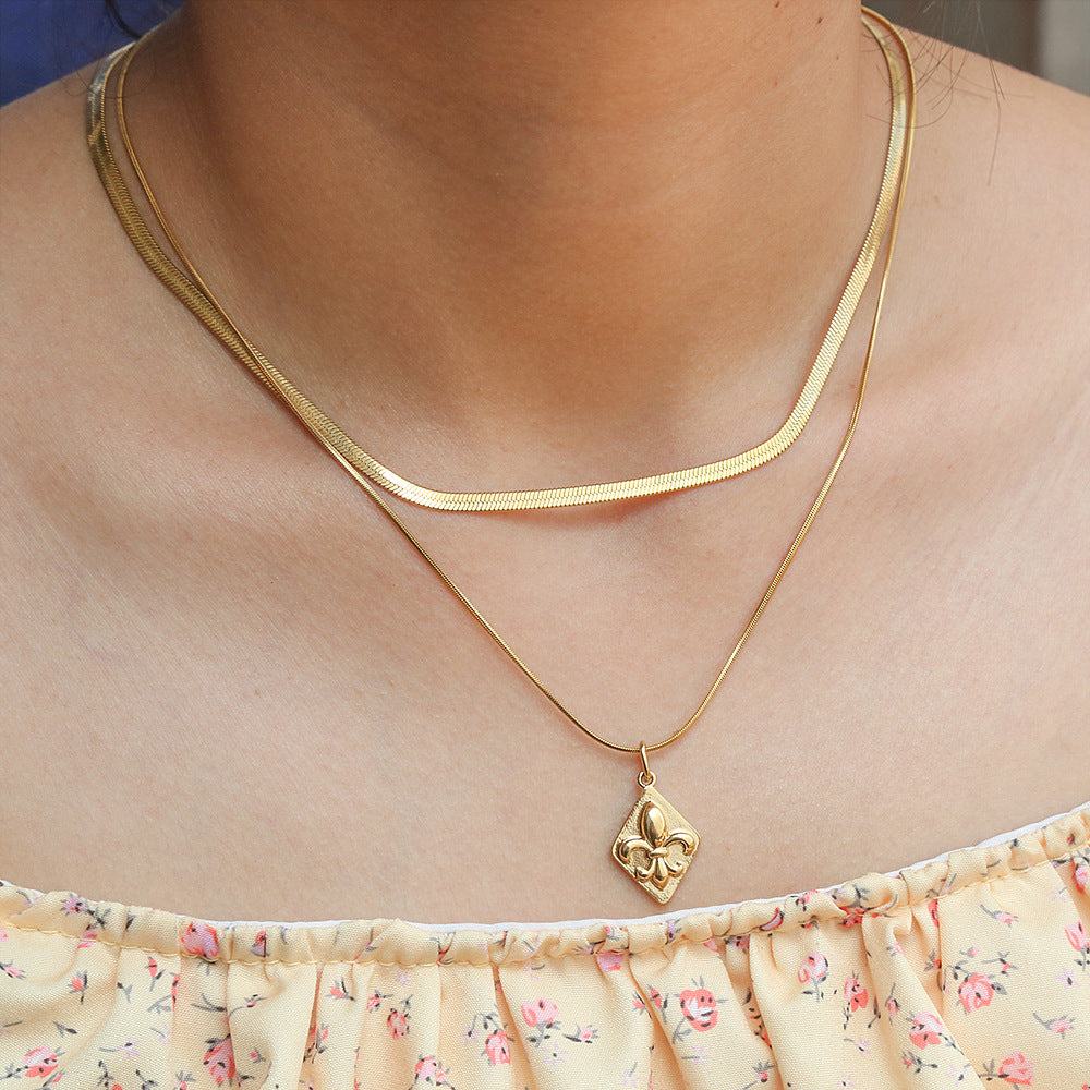 Collana Minimalista Retrò a Doppia Catena a Serpente con Pendente in Acciaio al Titanio e Placcatura in Oro 18K con Design Geometrico a Forma di U
