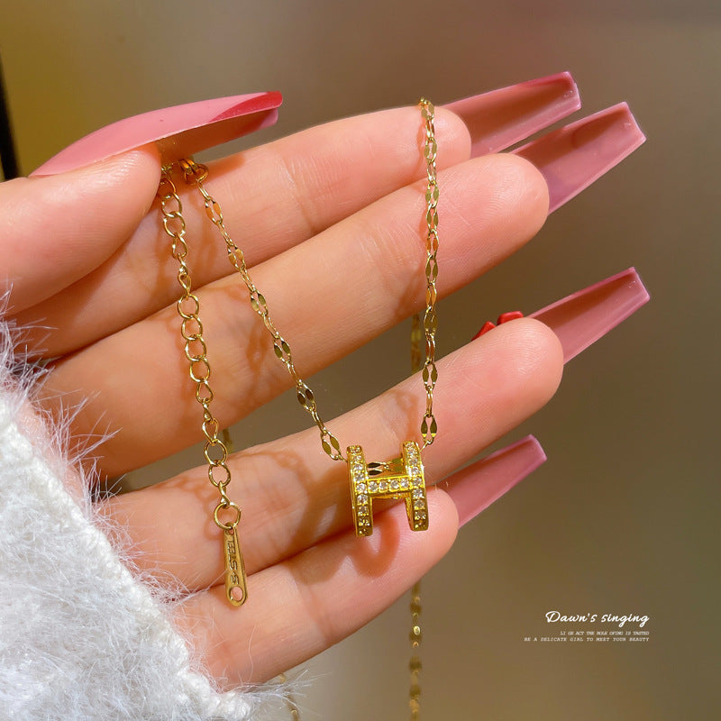 Collana da donna a lettera H in acciaio inossidabile minimalista con intarsio in strass, ciondolo geometrico, delicata catena per clavicola per l'uso quotidiano