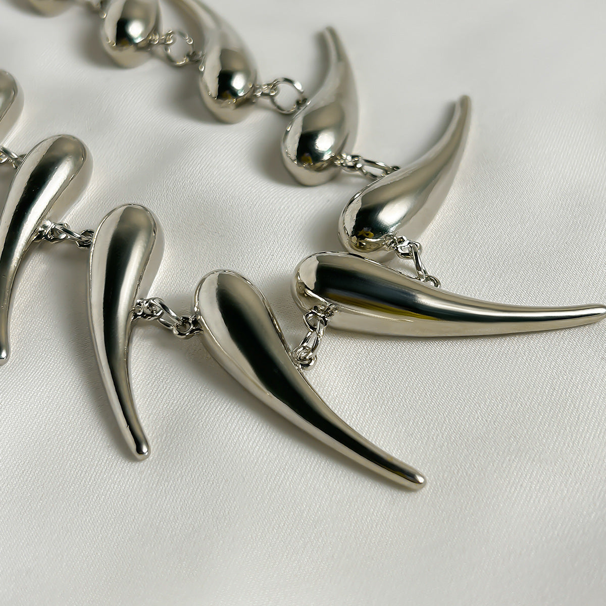 Edgy Geometric Teardrop Pendant Necklace for Women Alloy Chain with Plated Finish