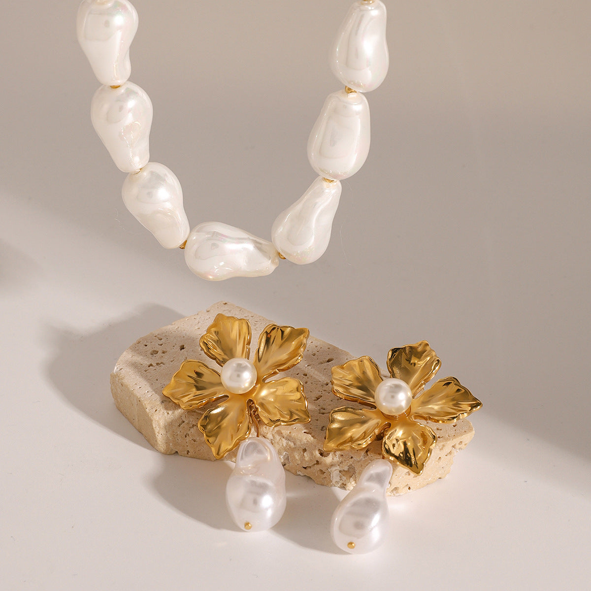 Collana Vintage Floreale con Perle Barocche in Acciaio Inossidabile Placcato Oro 18K da Donna