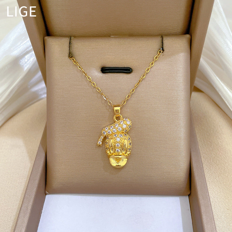 Collana pendente con anatra geometrica di lusso interamente in strass da donna, catena delicata per clavicola in acciaio al titanio