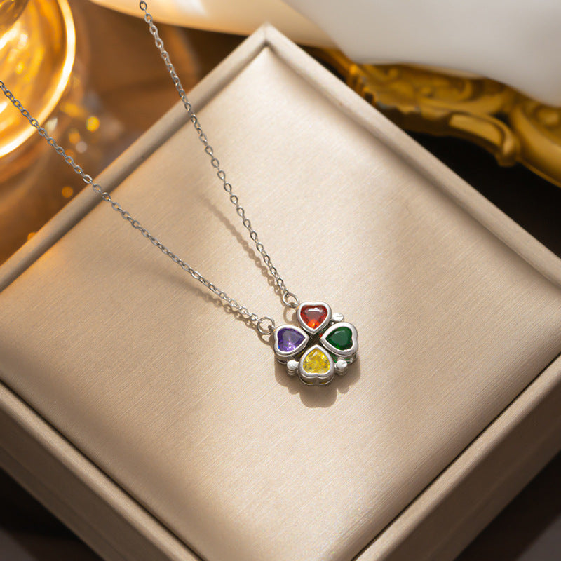 Collana con Pendente Minimalista a Quadrifoglio da Donna in Acciaio al Titanio con Intarsio di Strass Micro-Pavé e Catena Ondulata