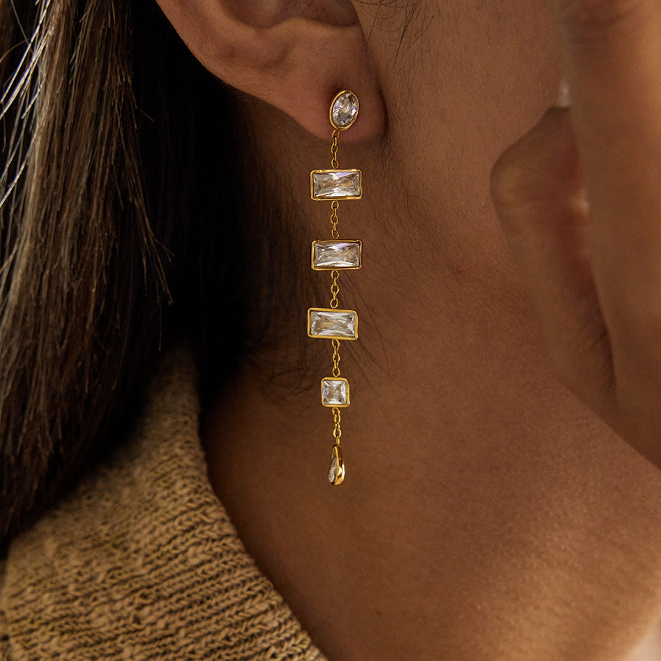 Orecchini di lusso con nappe dalla forma geometrica con accenti in acciaio al titanio e strass, borchie in acciaio inossidabile galvanizzato per donna