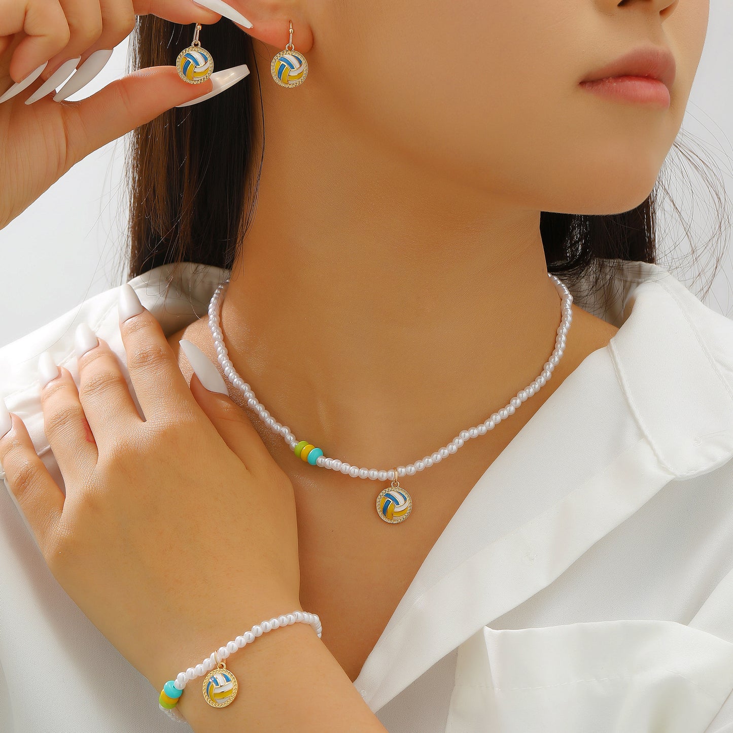 Set di Collana, Bracciale e Orecchini con Pendente a Sfera in Lega di Zinco Placcata Sportiva e Perle per Donna
