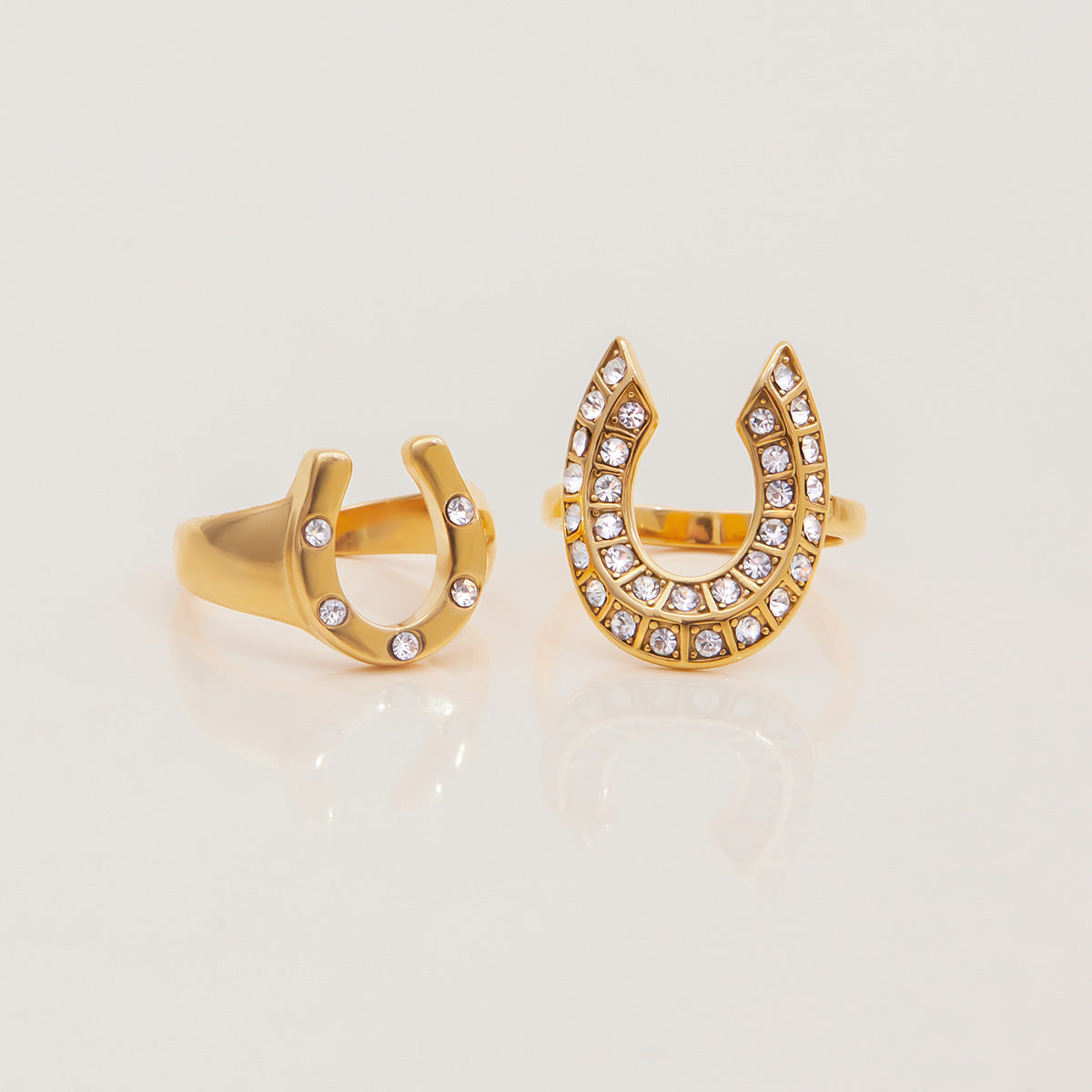 Anello geometrico aperto a ferro di cavallo Fashion-Commuter in acciaio al titanio con placcatura in oro 18 carati e zircone bianco