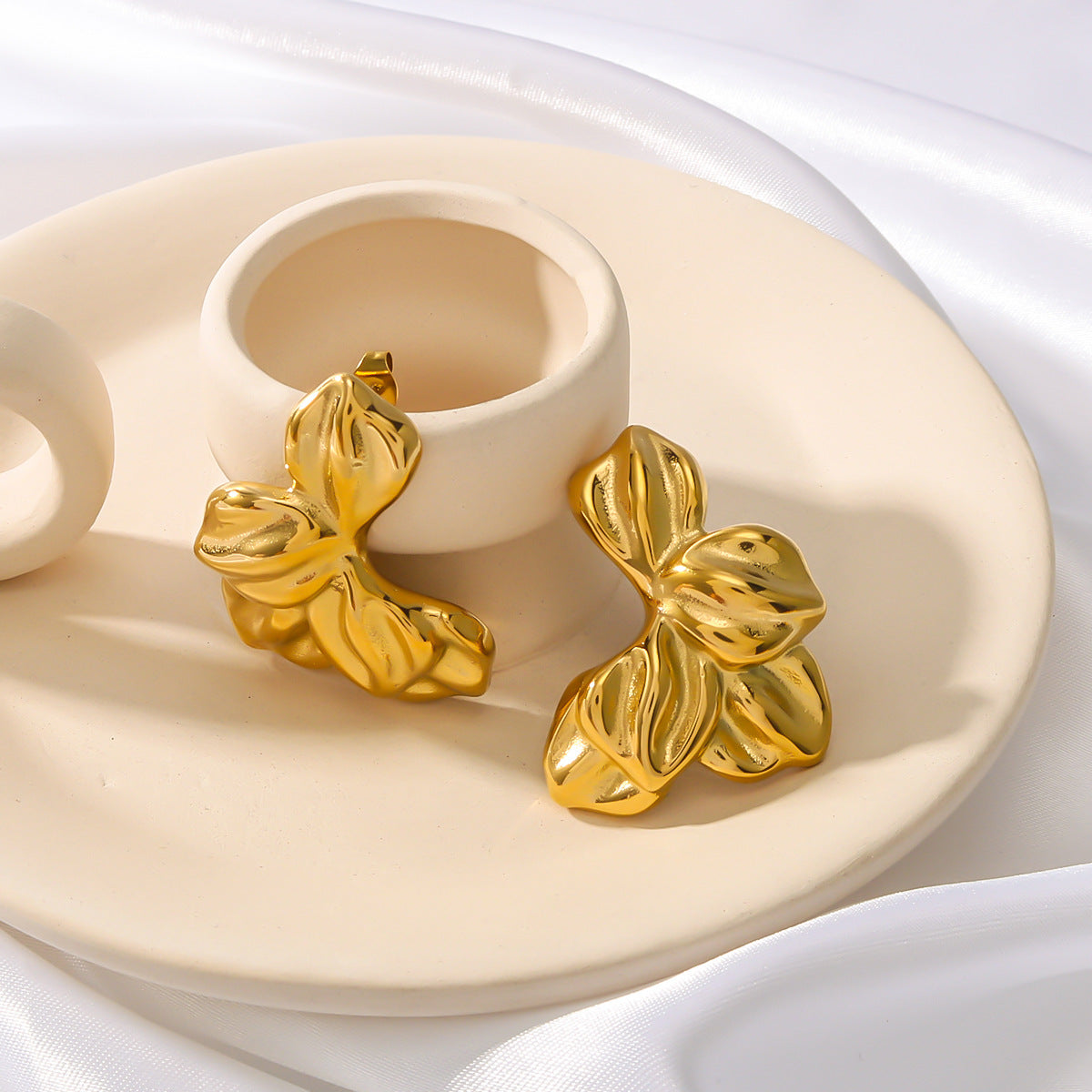 Vintage-Style Geometric Floral Stud Earrings for Women Made of Stainless Steel with 18K Gold Plating and Textured Petal Design