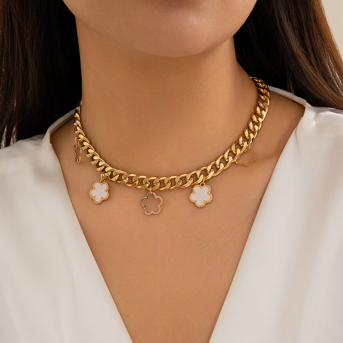 Collana con Pendente Minimalista a Trifoglio con Nappe da Donna, Collana in Lega Metallica con Finitura Placcata, Design Floreale e Geometrico