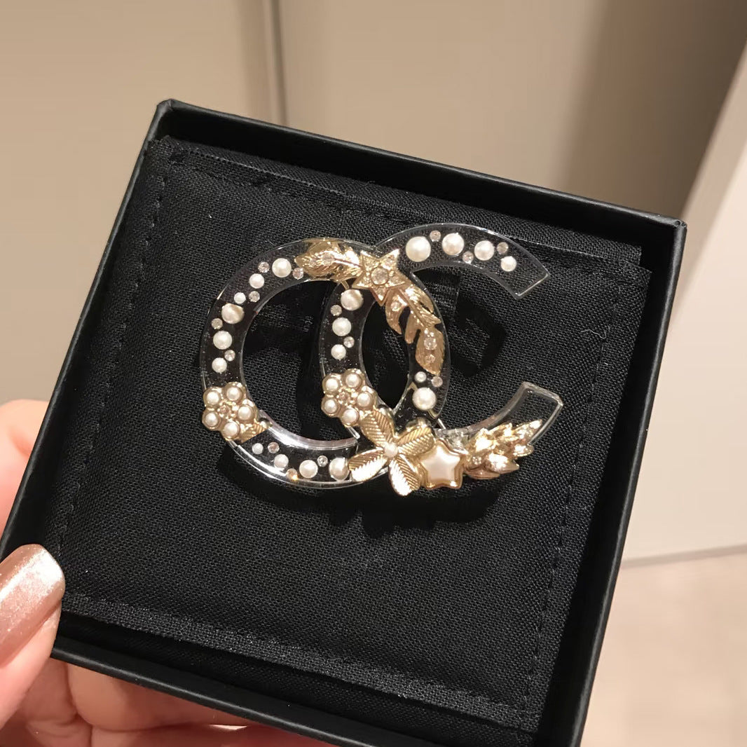 Broche Acrílico Chapado con Letra Lujosa Dulce para Mujer