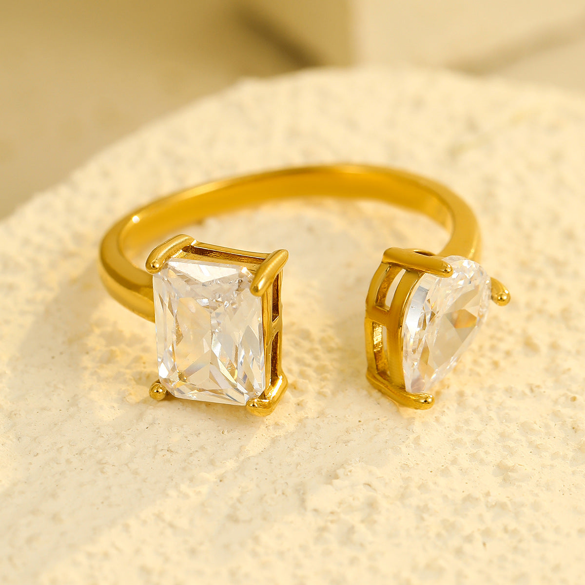 Anello minimalista quadrato da donna in acciaio inossidabile con intarsio in zircone e finitura placcata