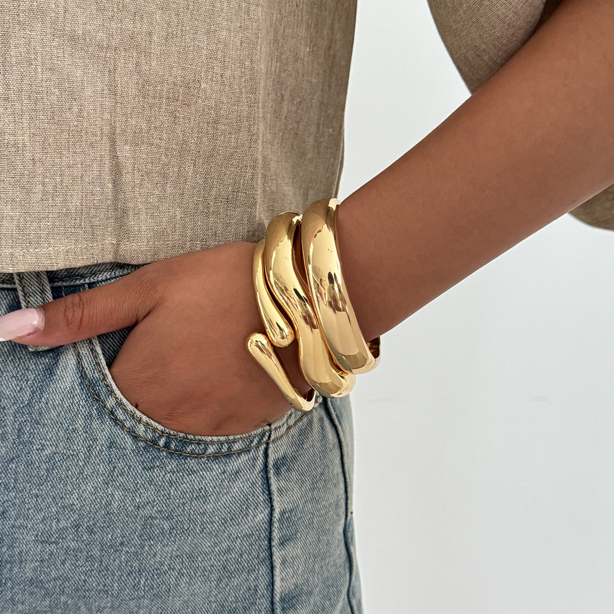 Luxury Elegant Geometric Teardrop Plated Alloy Cuff Bracelet for Women