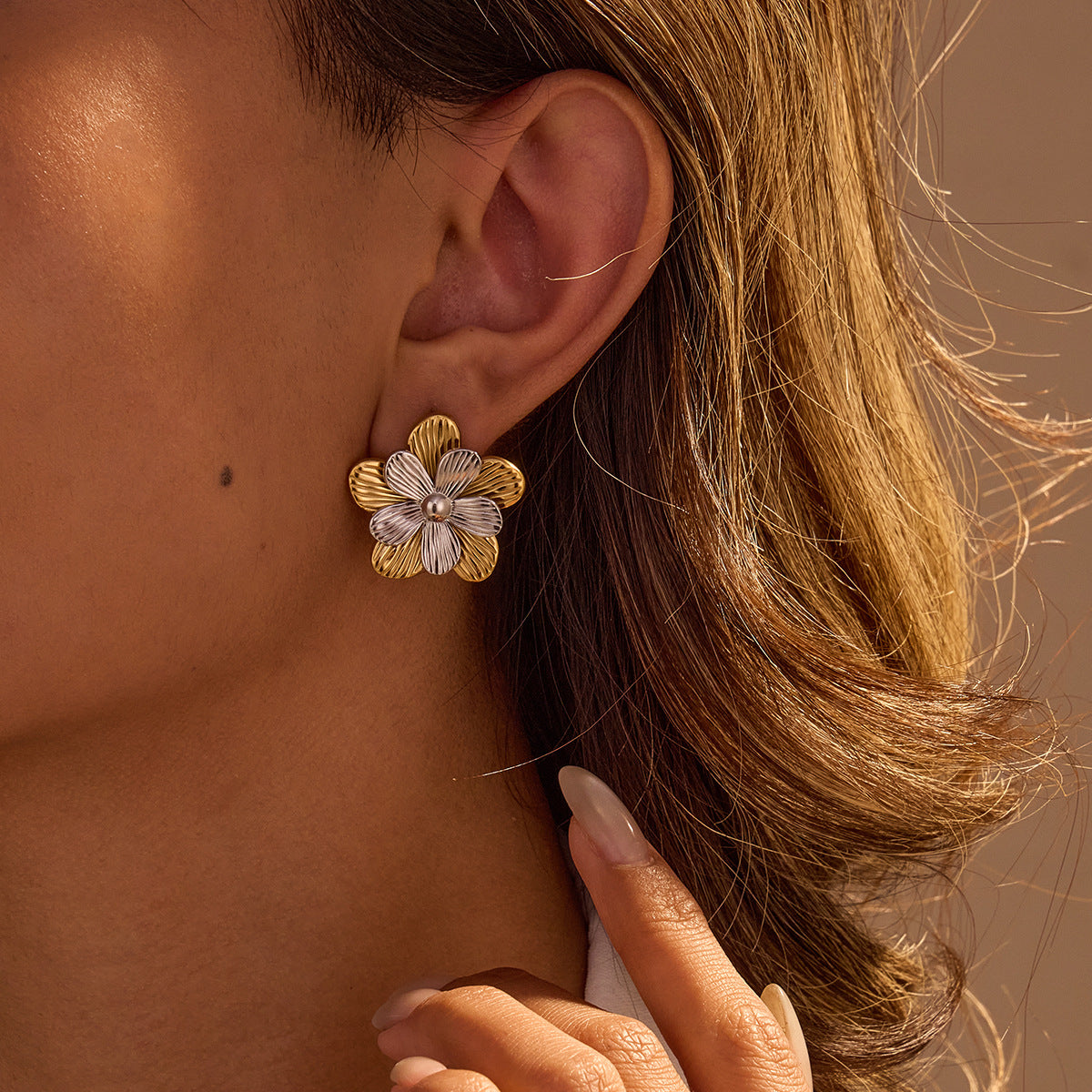 Fashionable Floral-Shaped Stainless Steel Stud Earrings with Plated Finish for Women