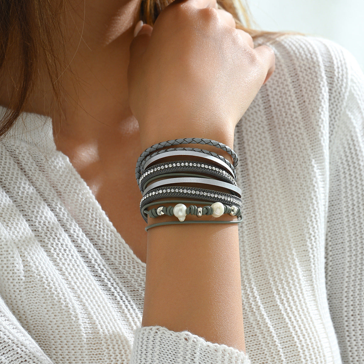 Bracciale geometrico da donna con perle e intarsio di diamanti, braccialetto multistrato alla moda per l'uso quotidiano