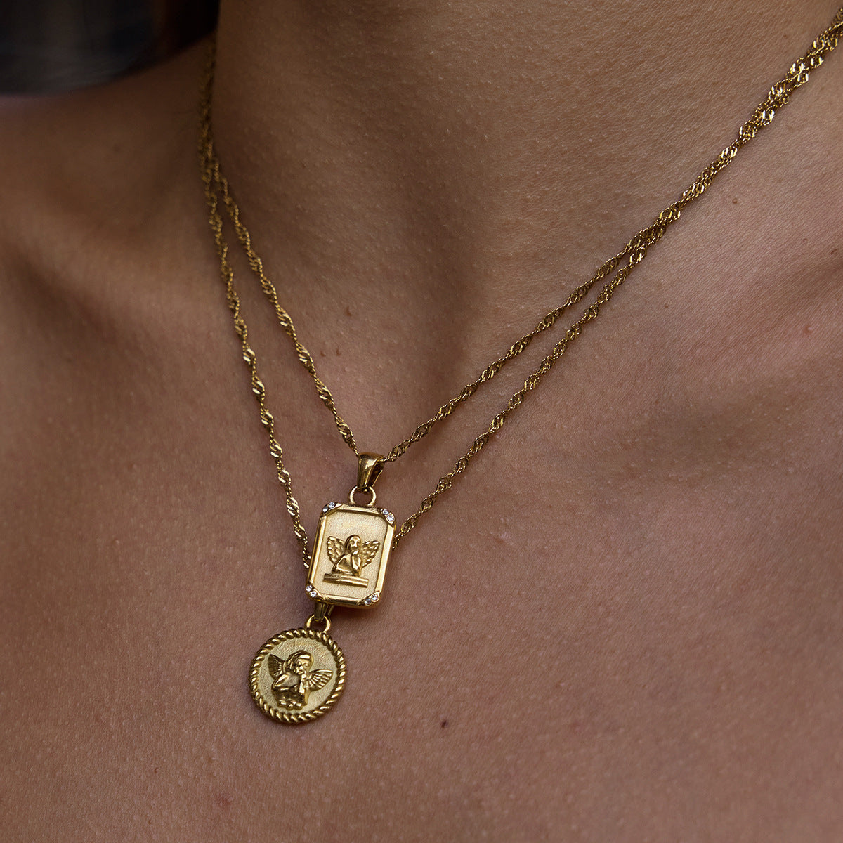 Collana da donna lussuosa, minimalista, con pendente geometrico a forma di angelo, in acciaio al titanio placcato oro 18 carati