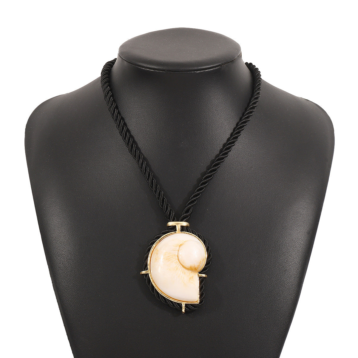 Collar con colgante de concha marina de verano dulce y atrevido para mujer con forma geométrica, construcción de aleación y resina, acabado galvanizado, estilo cadena de clavícula
