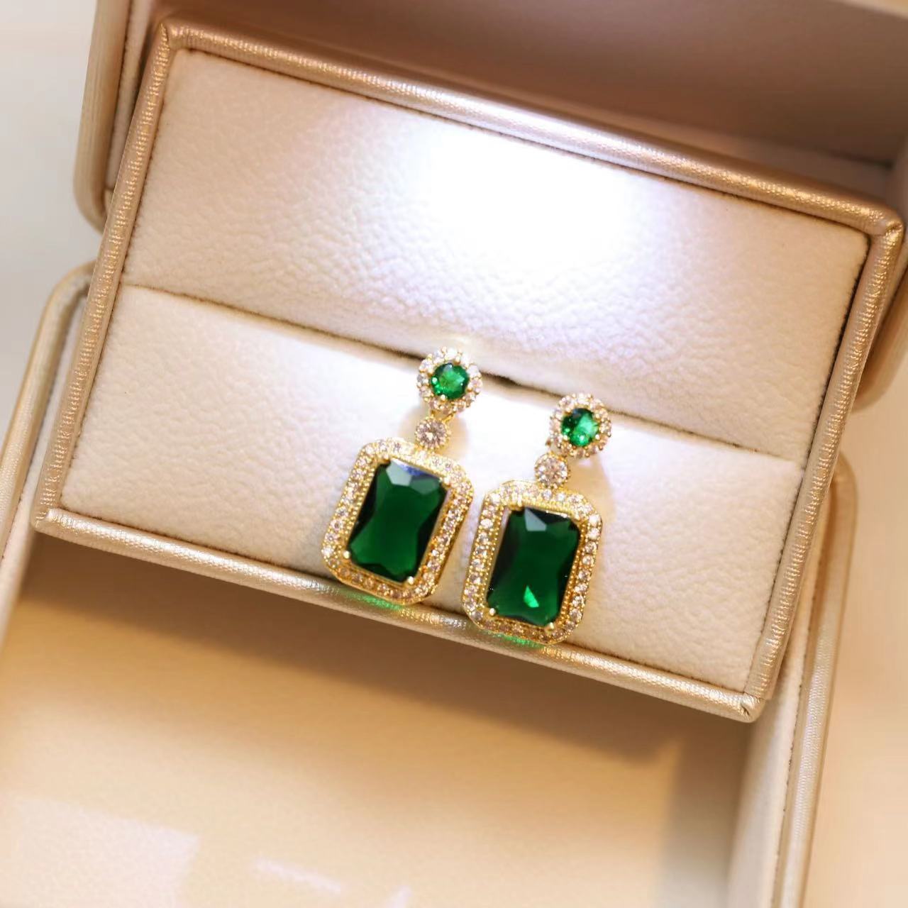 Minimalist Geometric Emerald Zircon Pendant Necklace Set for Women in Titanium Steel with Vacuum Plating