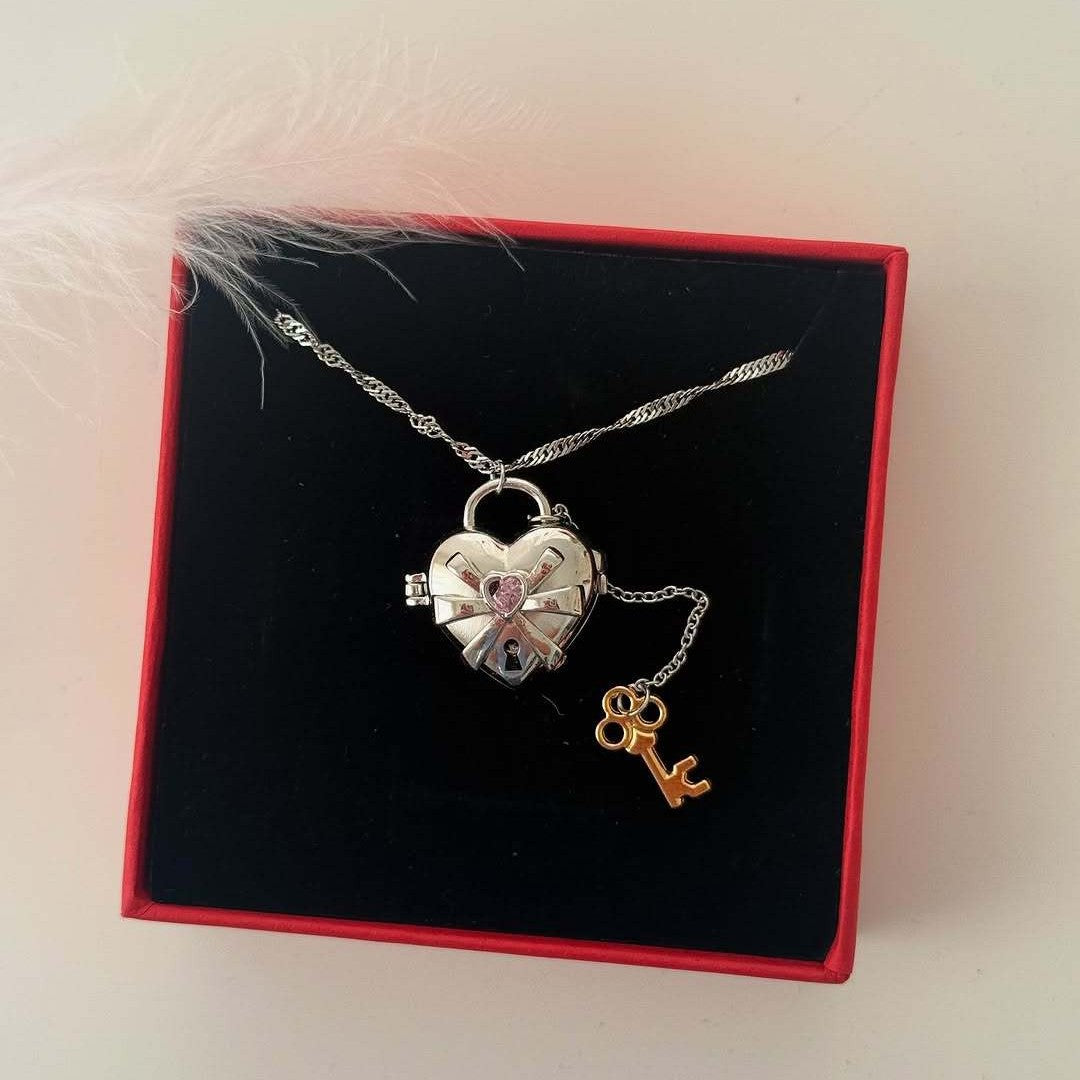 Fashionable Bow-Shaped Pendant Necklace with Gold Plated Copper, Adjustable Toggle Clasp, Butterfly Motif, Unisex Design