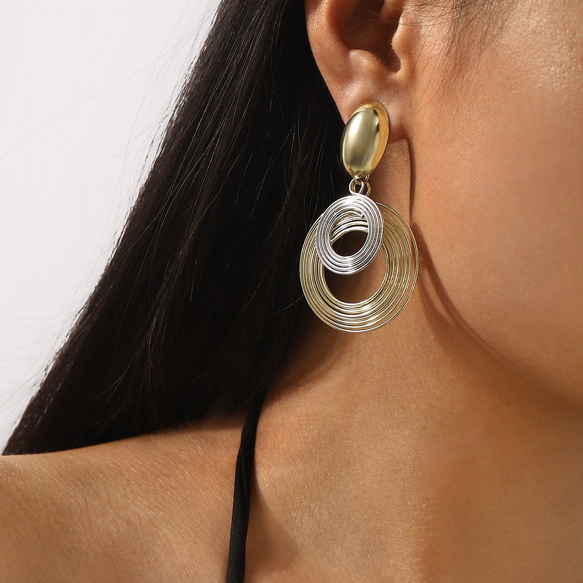 Orecchini da donna in metallo minimalista geometrico circolare cavo con finitura galvanizzata