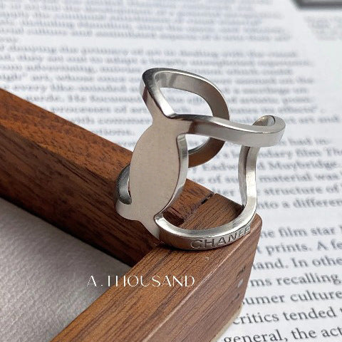 Anillo de mujer con inicial de latón cepillado chapado en oro, dulce y minimalista