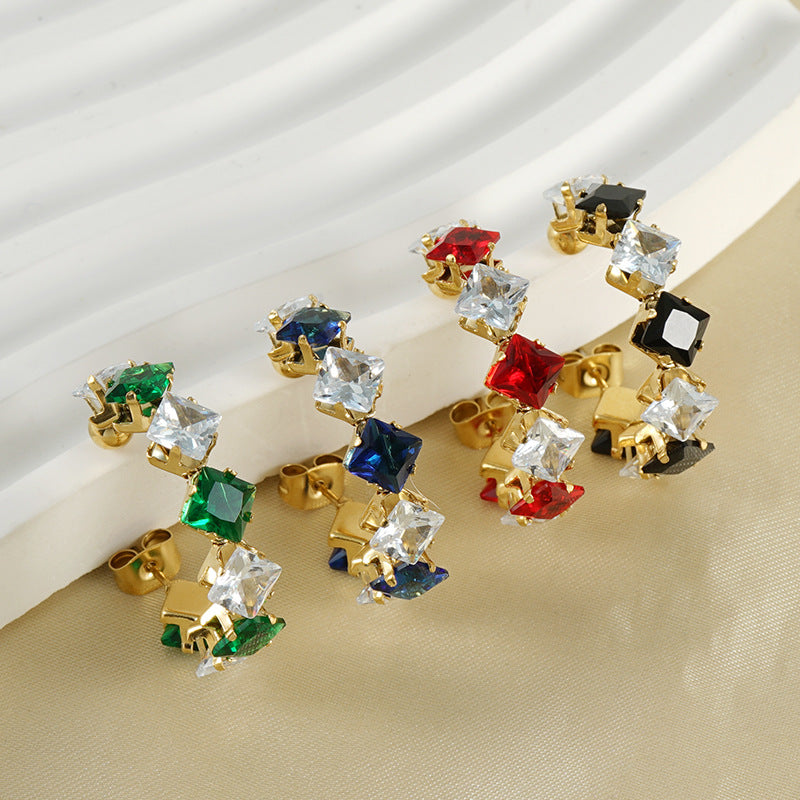 Orecchini a perno da donna alla moda geometrici in acciaio al titanio placcato oro 18K con zirconi