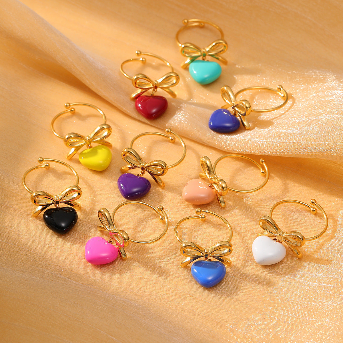Anillo de acero de titanio de lujo minimalista en forma de corazón y lazo para mujer con acabado esmaltado y superficie chapada