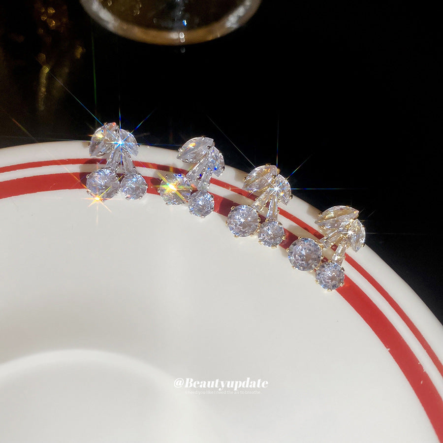 Orecchini da donna minimalisti in rame a forma di ciliegia con zirconi intarsiati e perni in acciaio inossidabile