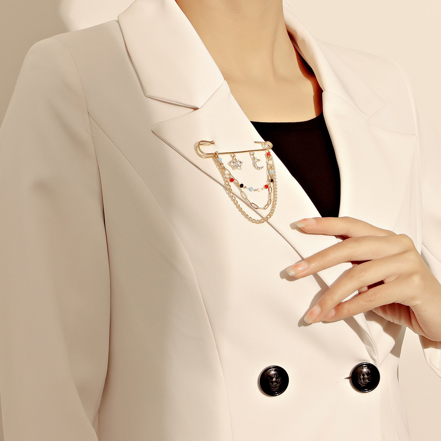Retro Geometric Alloy Brooch with Electroplated Finish for Women Fashion Accessory