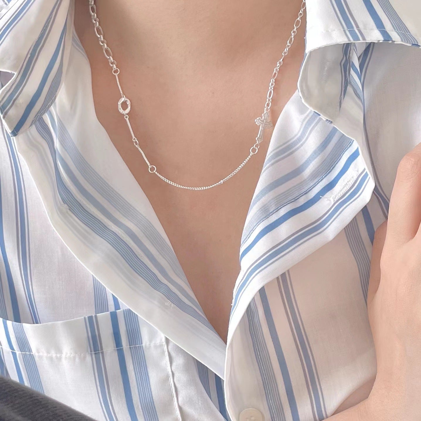 Collana con pendente a croce geometrica minimalista in argento sterling 925 per donna