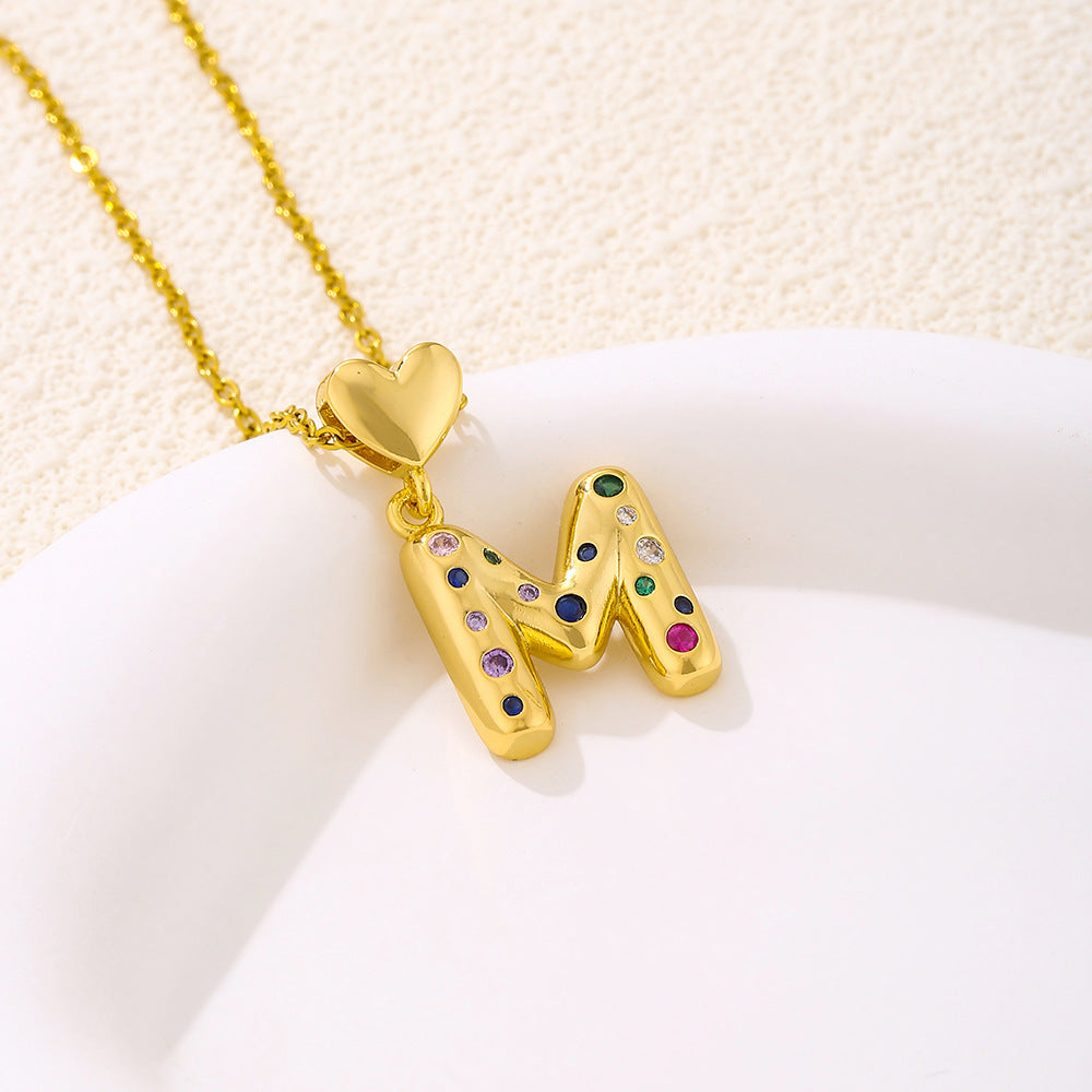 Elegante collana con ciondolo a lettera e cuore da donna in acciaio inossidabile con catena a maglie e dettagli a micro-pavé