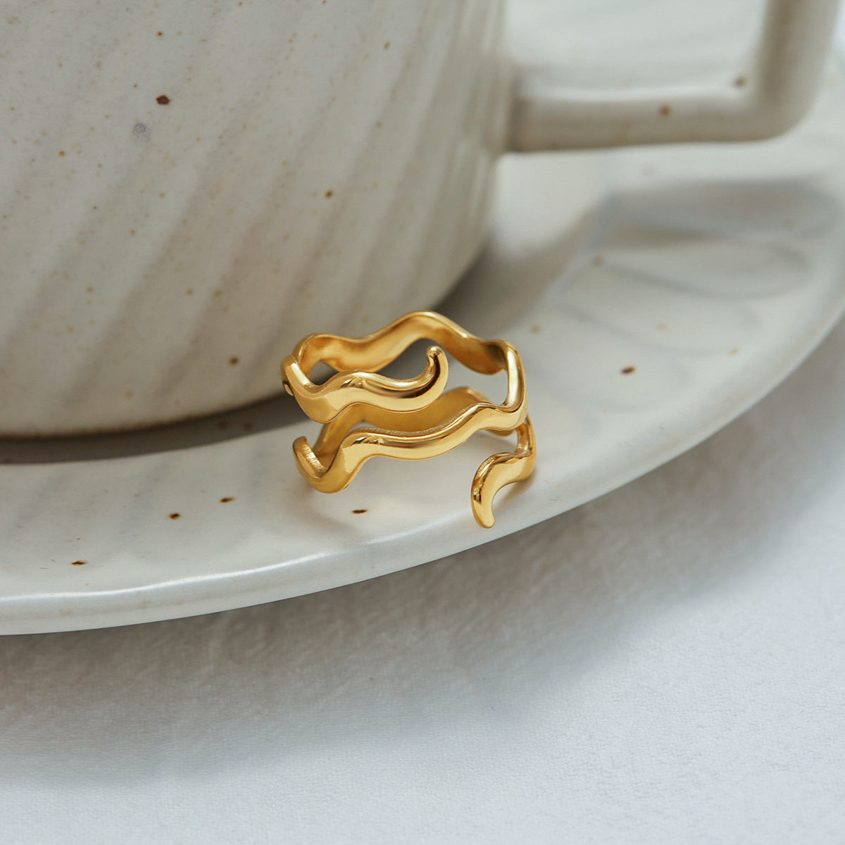 Anillo geométrico de acero inoxidable con acabado enchapado para mujer, accesorio de moda lujoso y minimalista