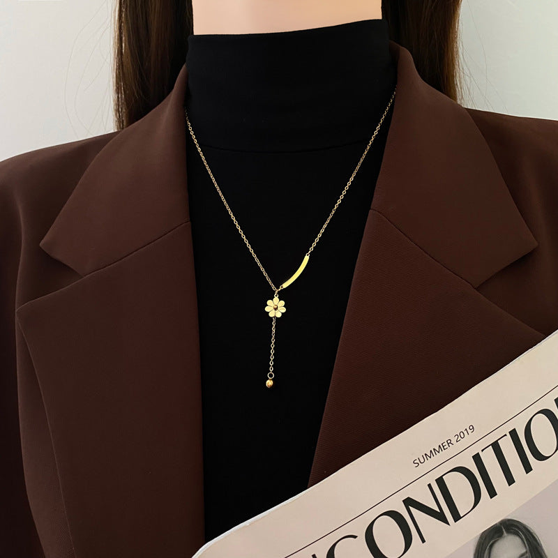 Fashionable Daisy Pendant Necklace for Women in Titanium Steel with Gold Plating and Fringe Detail on O-Chain