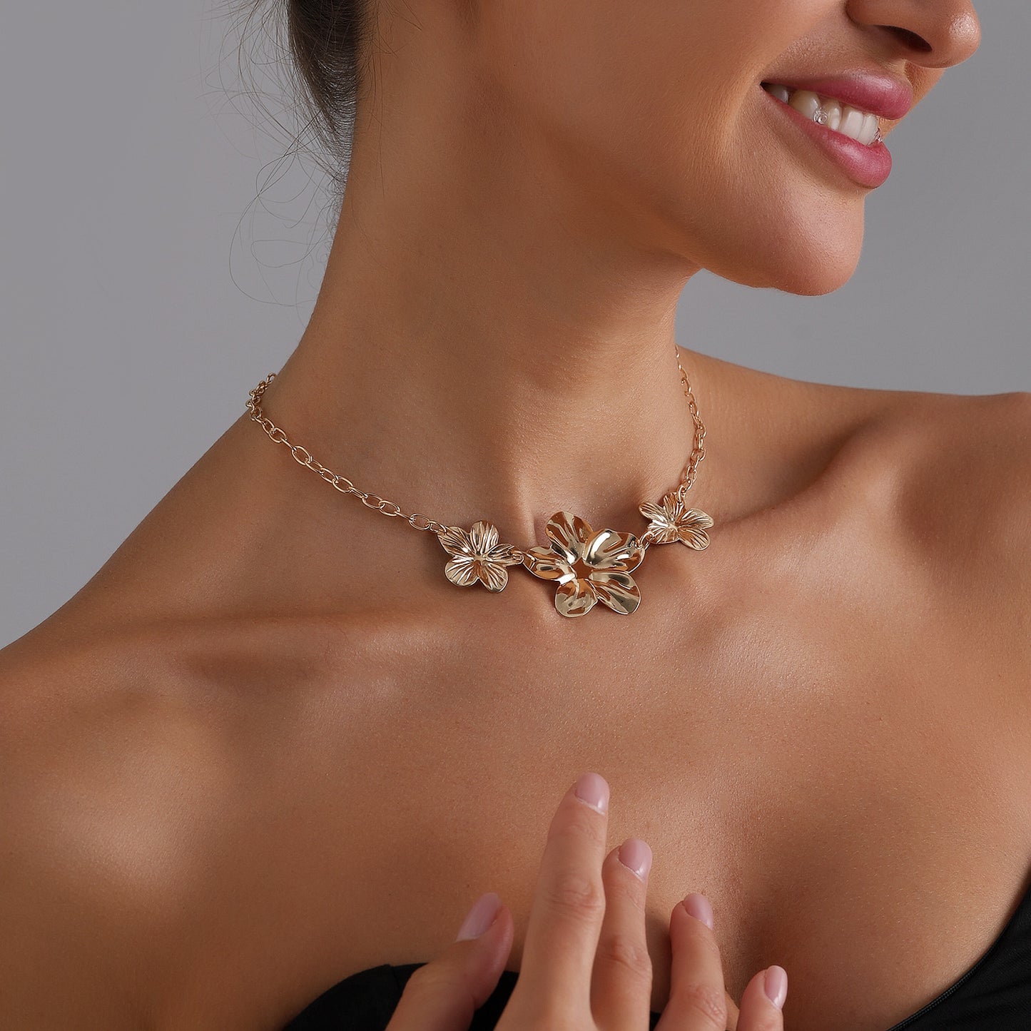Vintage Minimalist Five-Petal Flower Pendant Necklace in Alloy with Plated Finish for Women
