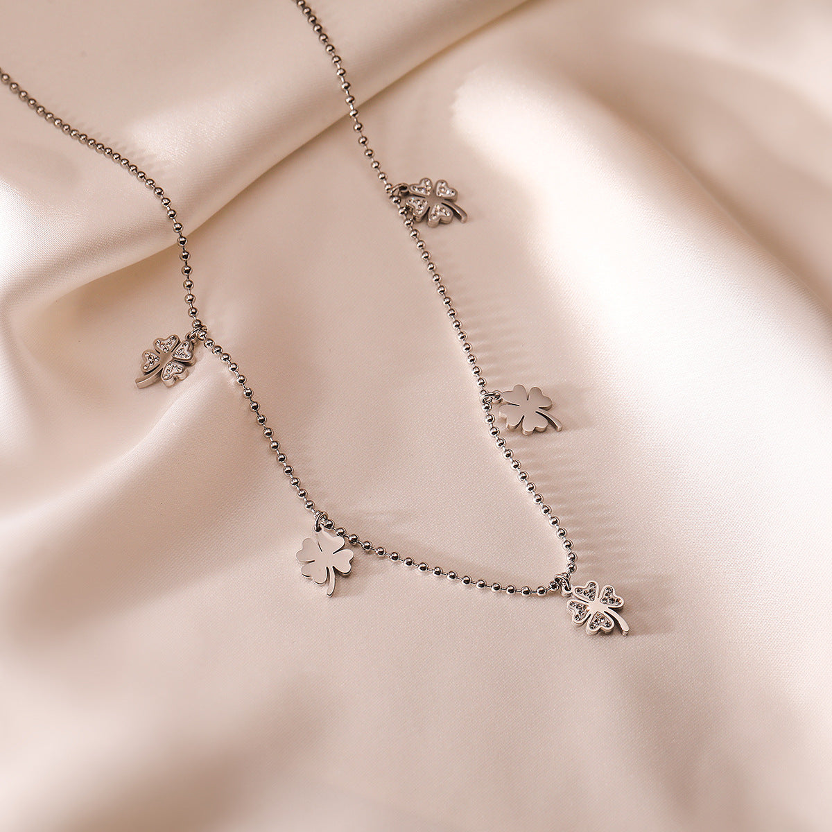 Collana con Pendente Geometrico Minimalista da Donna in Acciaio al Titanio con Placcatura in Oro e Intarsio di Zirconi