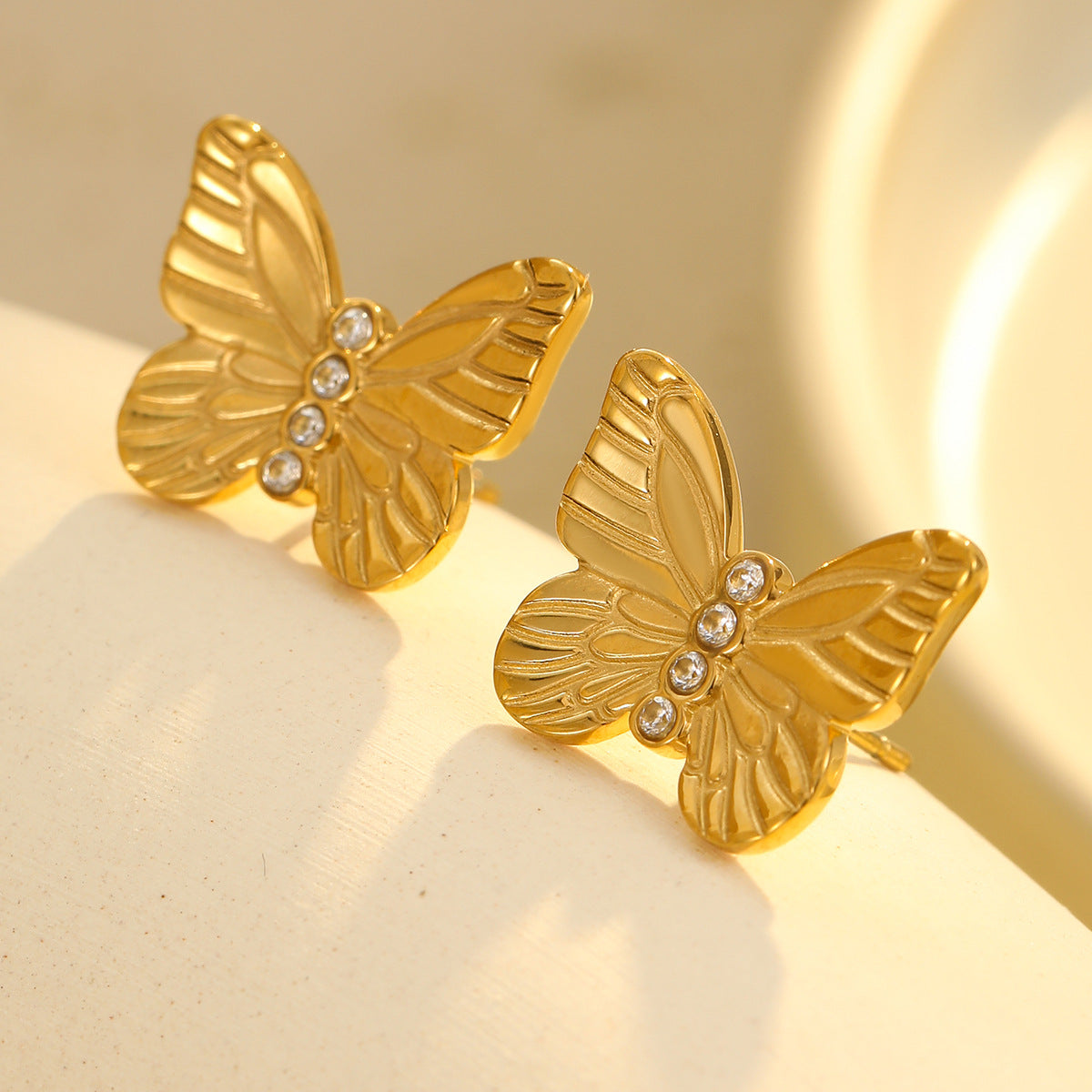 Juego de collar y pendientes de mariposa de acero inoxidable chapado en oro de 18 quilates a la moda para mujer