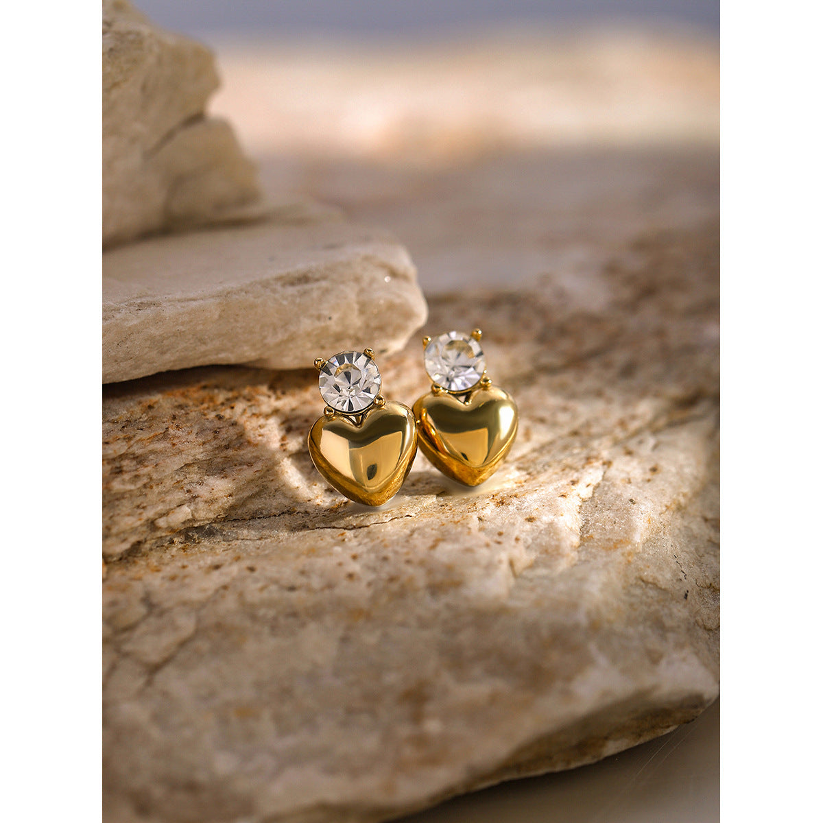 Orecchini minimalisti in acciaio inossidabile a forma di cuore con placcatura in oro 18 carati e intarsio di strass bianchi da donna