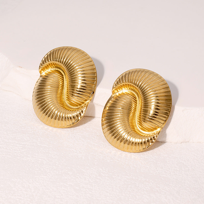 Orecchini a perno geometrici minimalisti in acciaio inossidabile con motivo a conchiglia placcati in oro 18 carati da donna