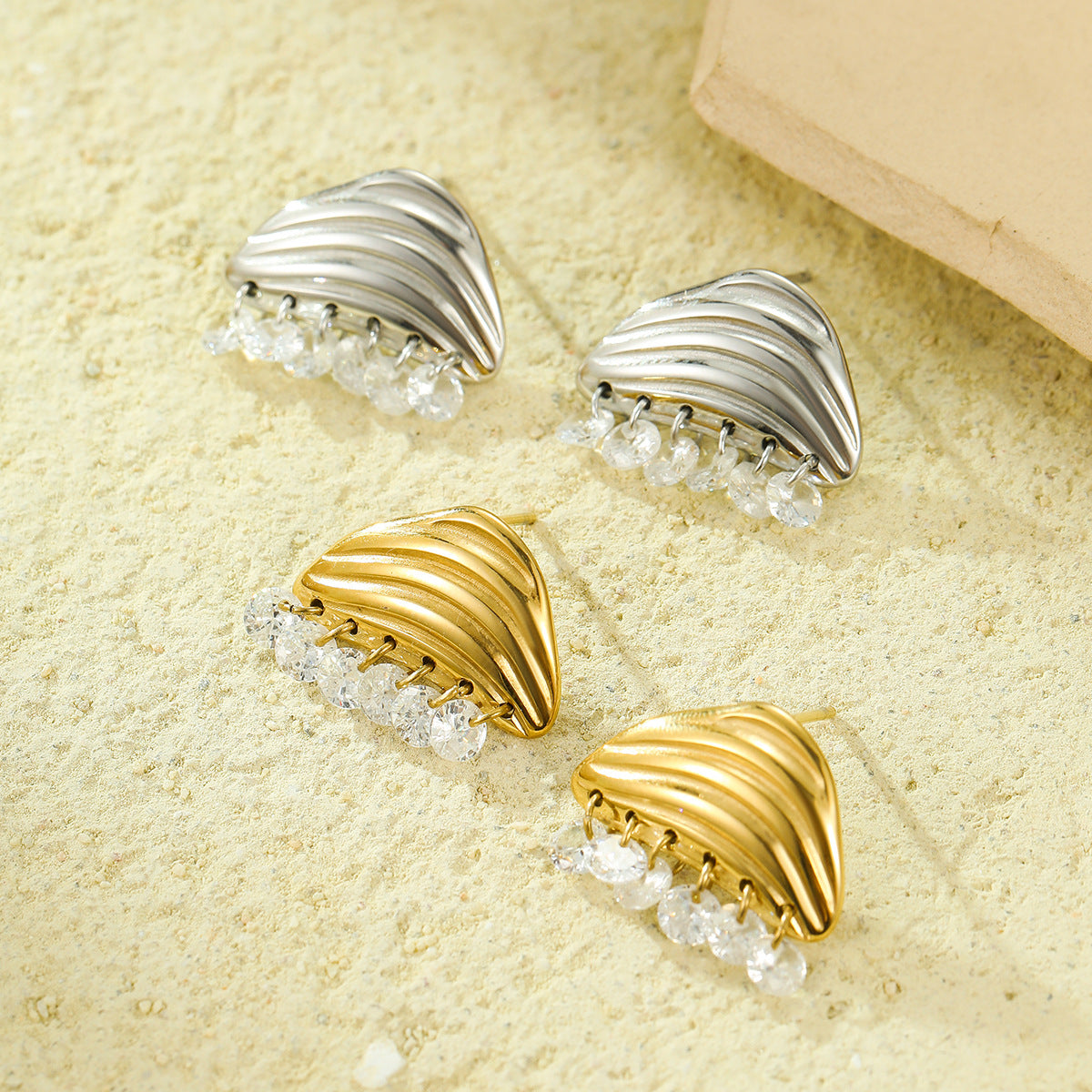 Pendientes de acero inoxidable dorado con diseño geométrico vintage y circonitas para mujer