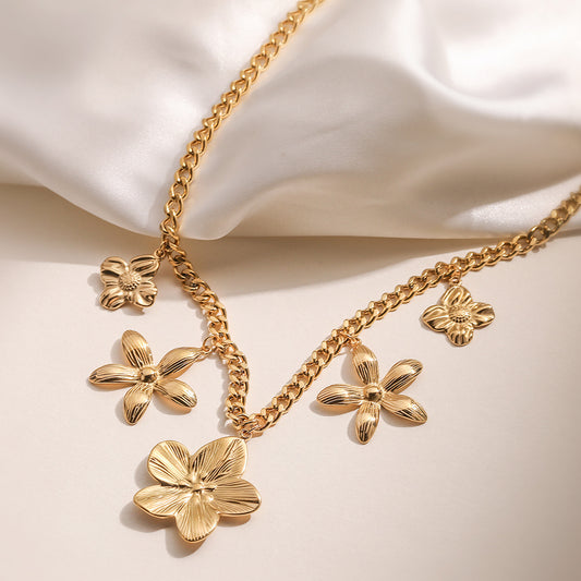 Collar con colgante de flor geométrica irregular minimalista de acero inoxidable con chapado en oro de 18 quilates