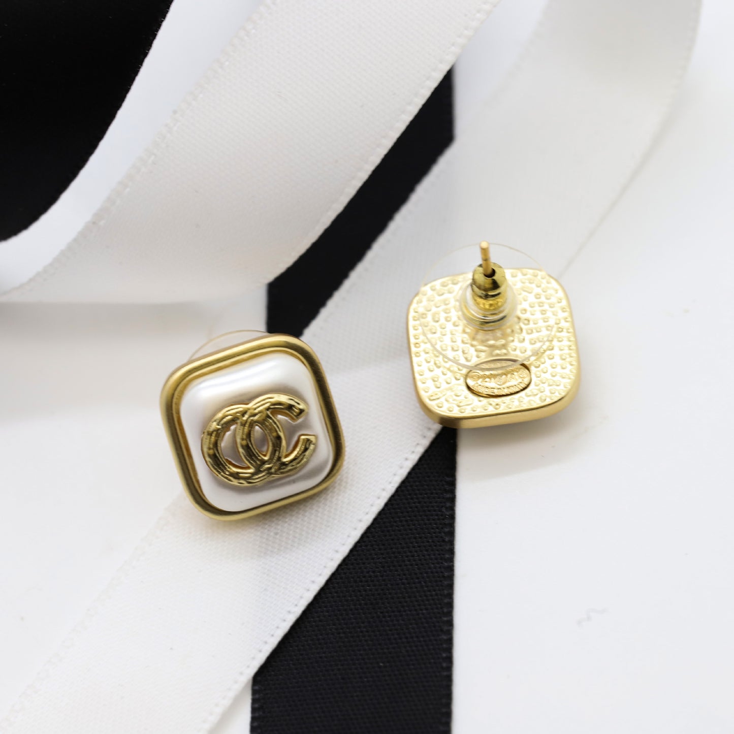 Orecchini a perno eleganti in ottone a forma di lettera geometrica con perni in argento sterling 925