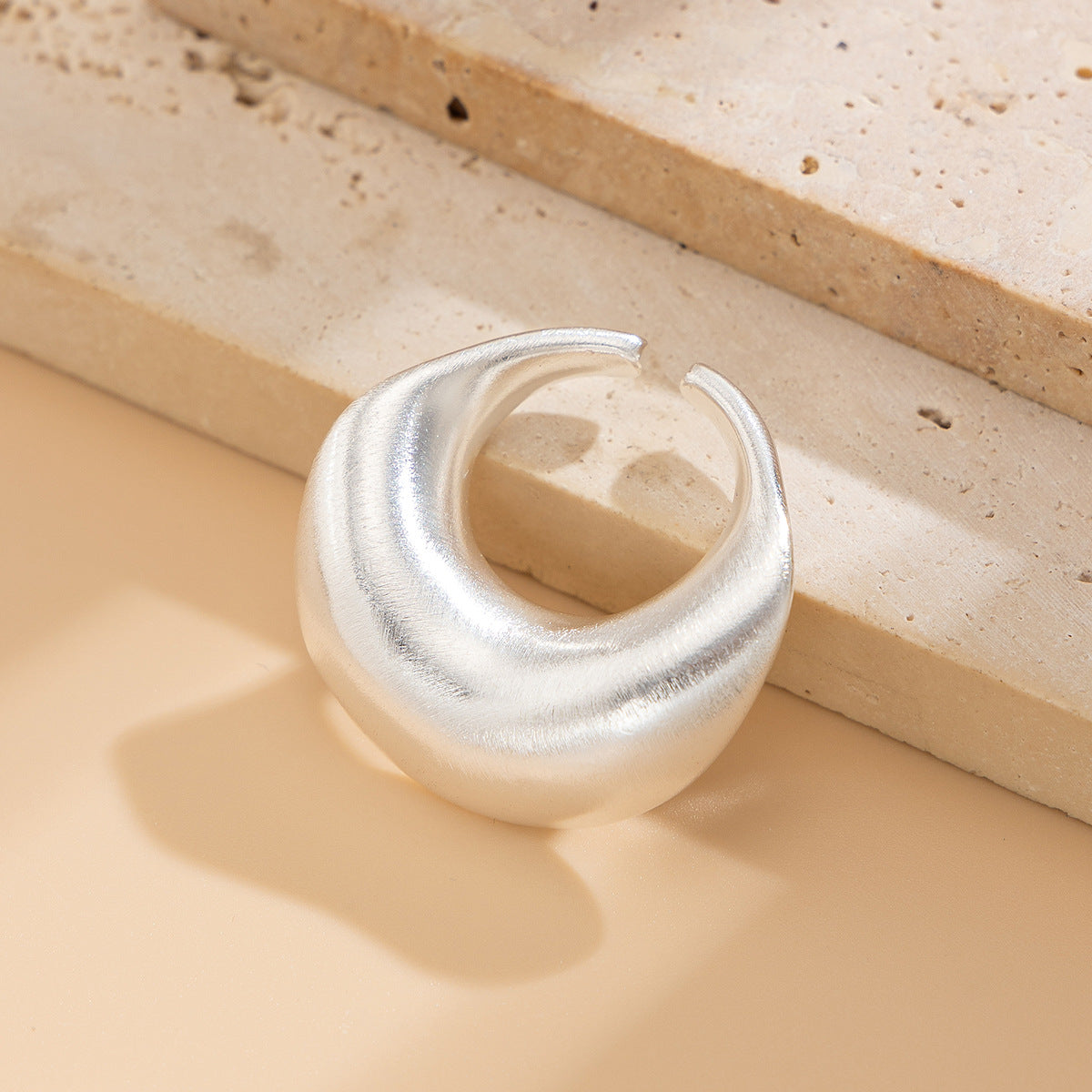 Anello da donna in lega a forma di arco geometrico minimalista con finitura spazzolata e design a fascia aperta