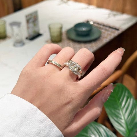 Anello a doppia lettera C in ottone placcato oro di lusso con strass e motivo trapuntato