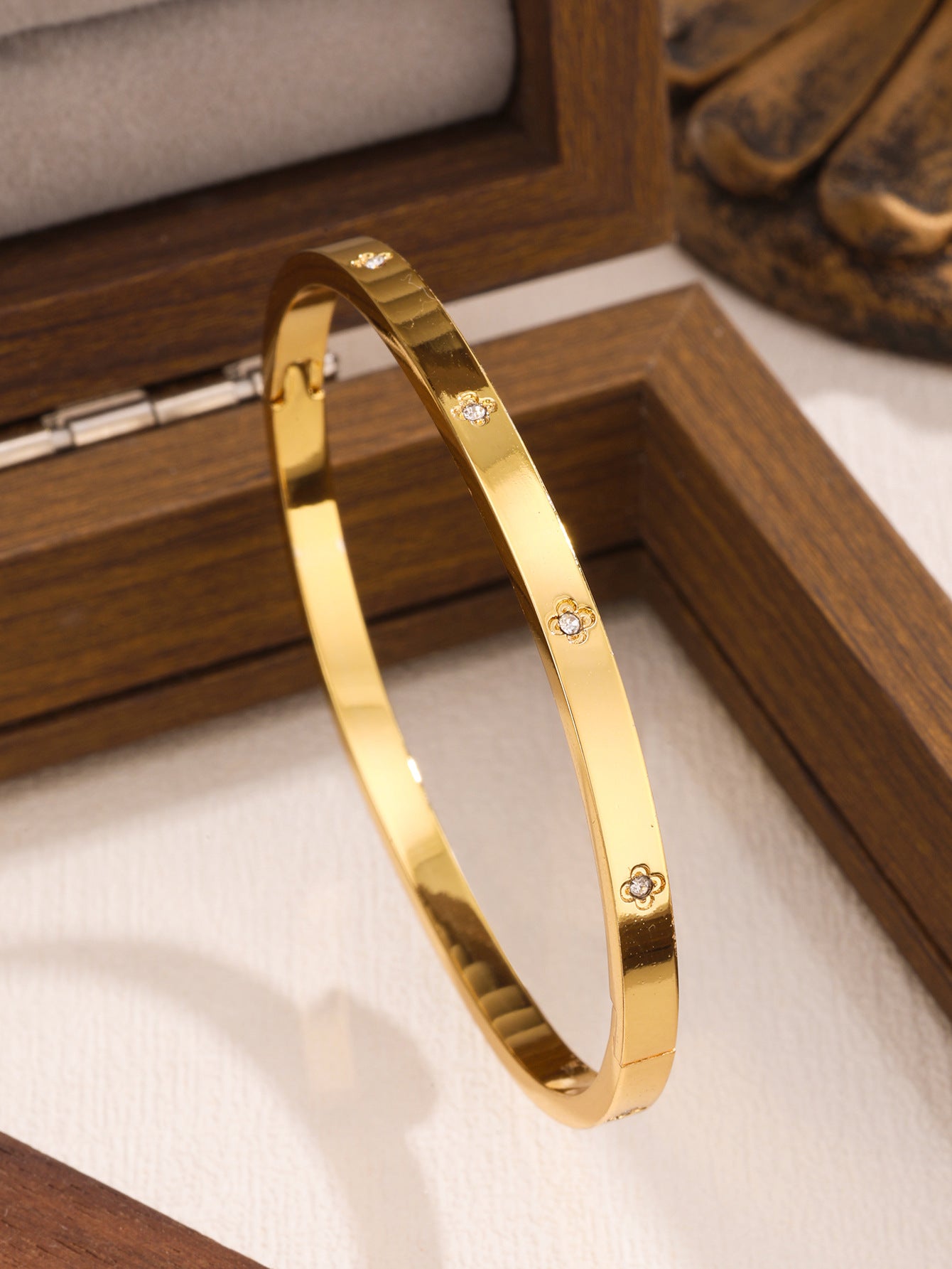 Juego de pulseras de acero inoxidable con trébol de cuatro hojas, incrustaciones de diamantes de imitación y chapado en oro al vacío de 18 quilates, estilo minimalista y a la moda
