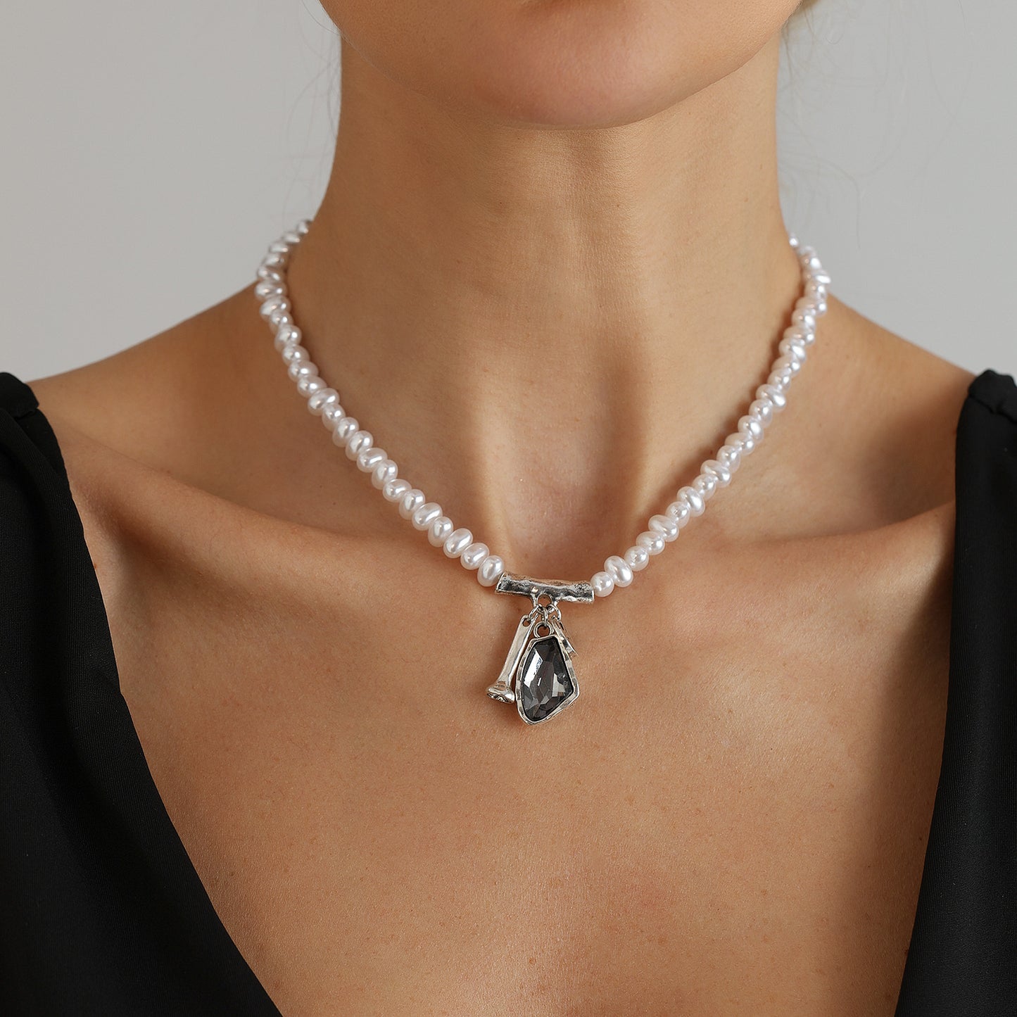Minimalist Geometric Resin and Alloy Necklace Set with Dark Gray Crystal and Imitation Pearl