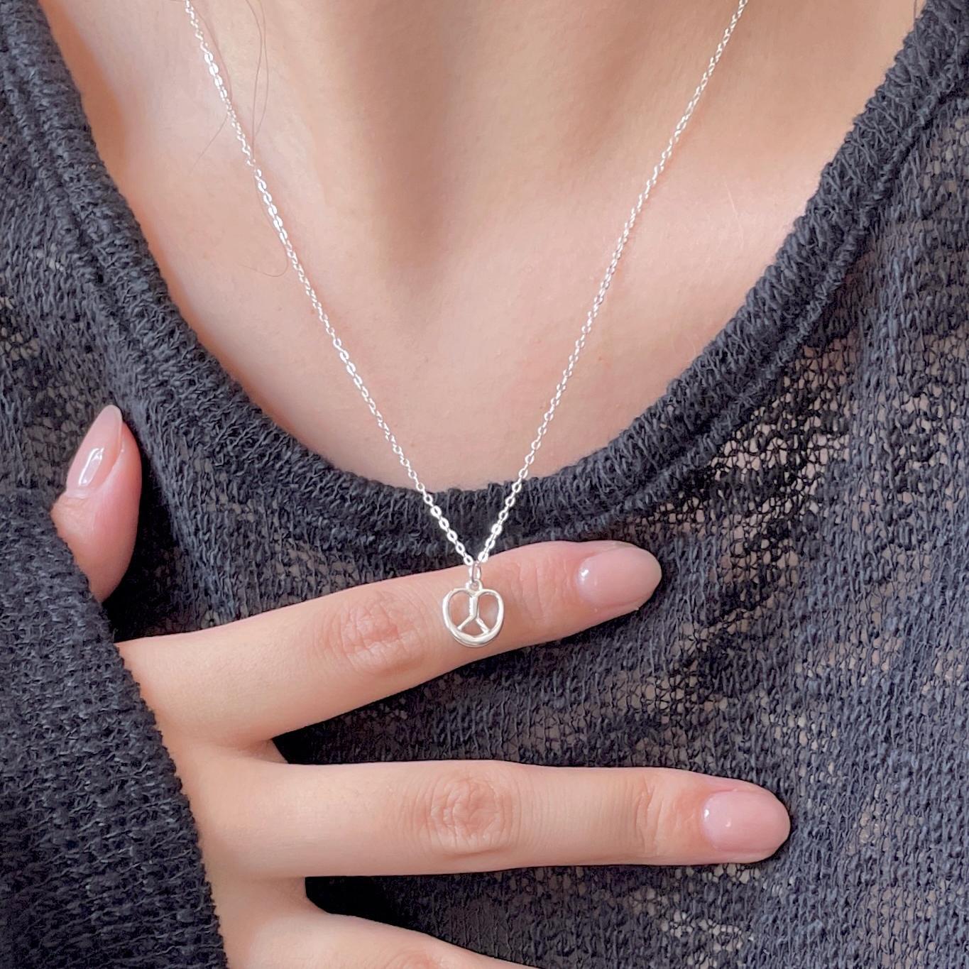 Collana con Pendente Nodo Geometrico Minimalista per Acqua Alcalina in Argento Sterling 925 con Finitura Placcata