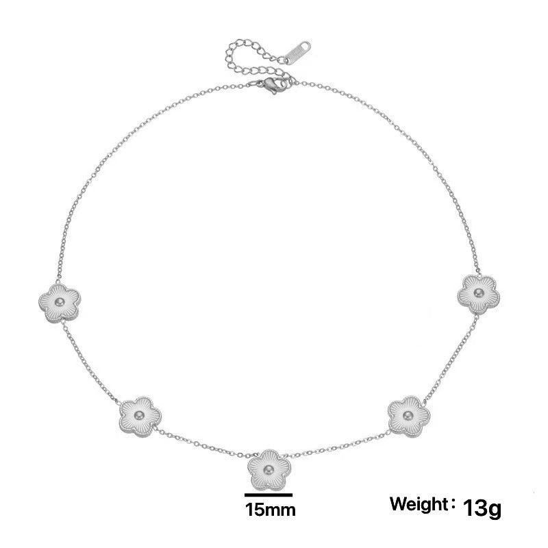 Parure Minimalista con Collana a Cinque Petali in Acciaio al Titanio con Design a Trifoglio Tagliato al Laser, Finitura Galvanizzata, Catena a O, per Donna