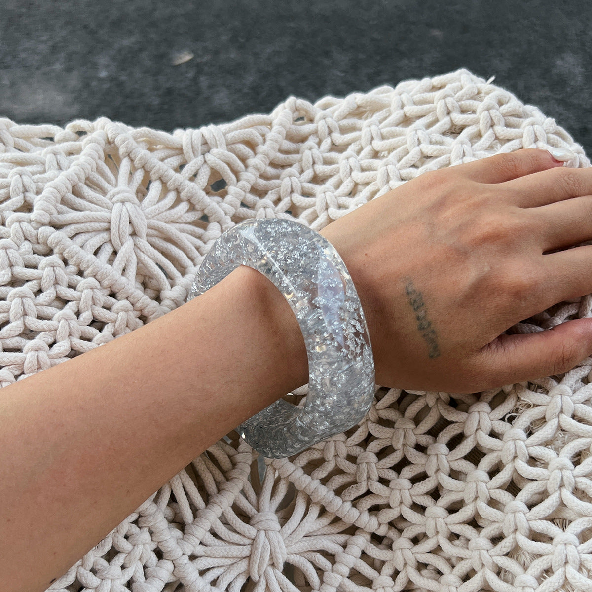Bracciale da donna in acrilico geometrico irregolare minimalista con effetto traslucido sfumato