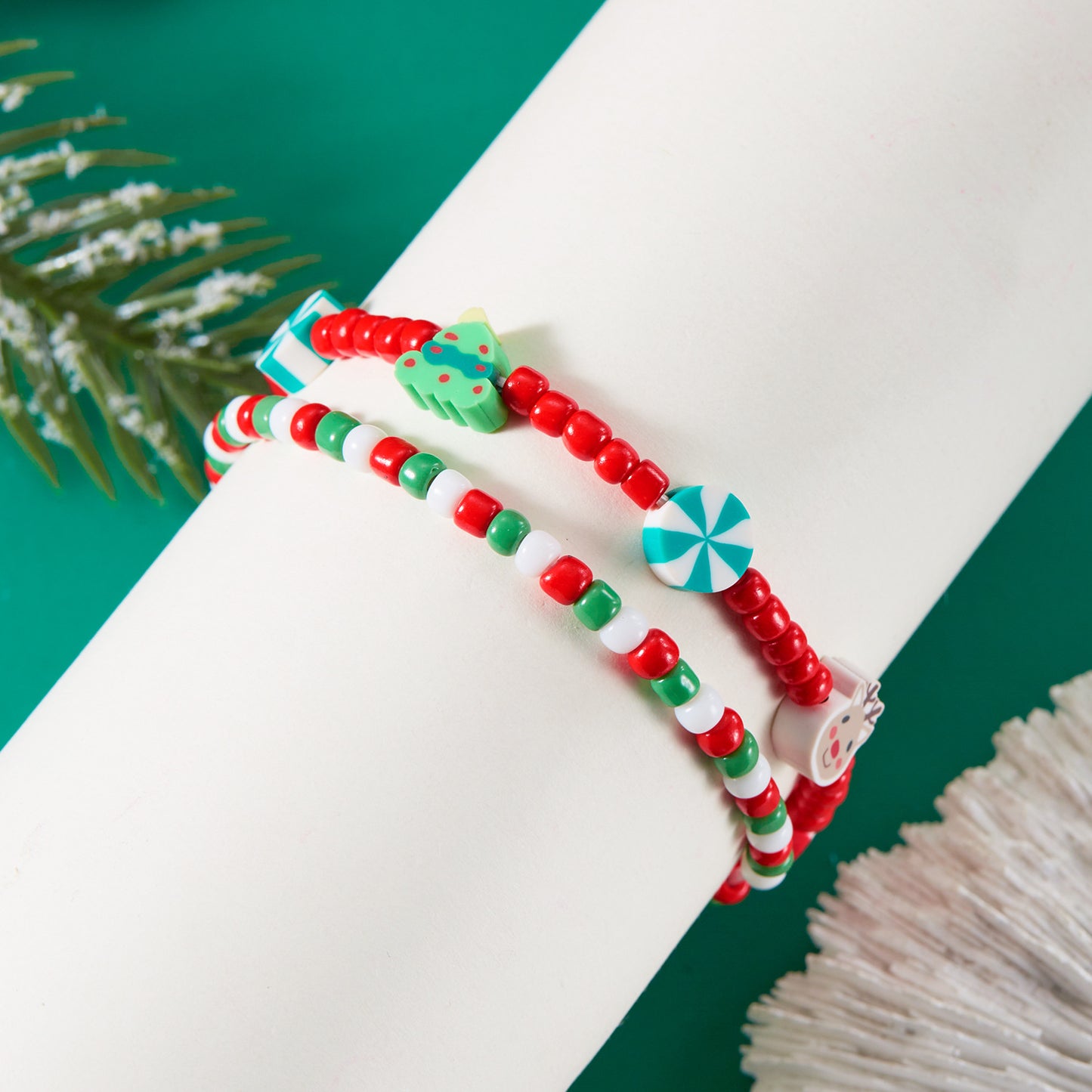Set di Braccialetti di Natale Fatti a Mano con Perline e Personaggi dei Cartoni Animati per Donna, con Accenti in Cristallo, Vetro, Argilla Polimerica e Lega, e Motivi Festivi a Renna e Campanella