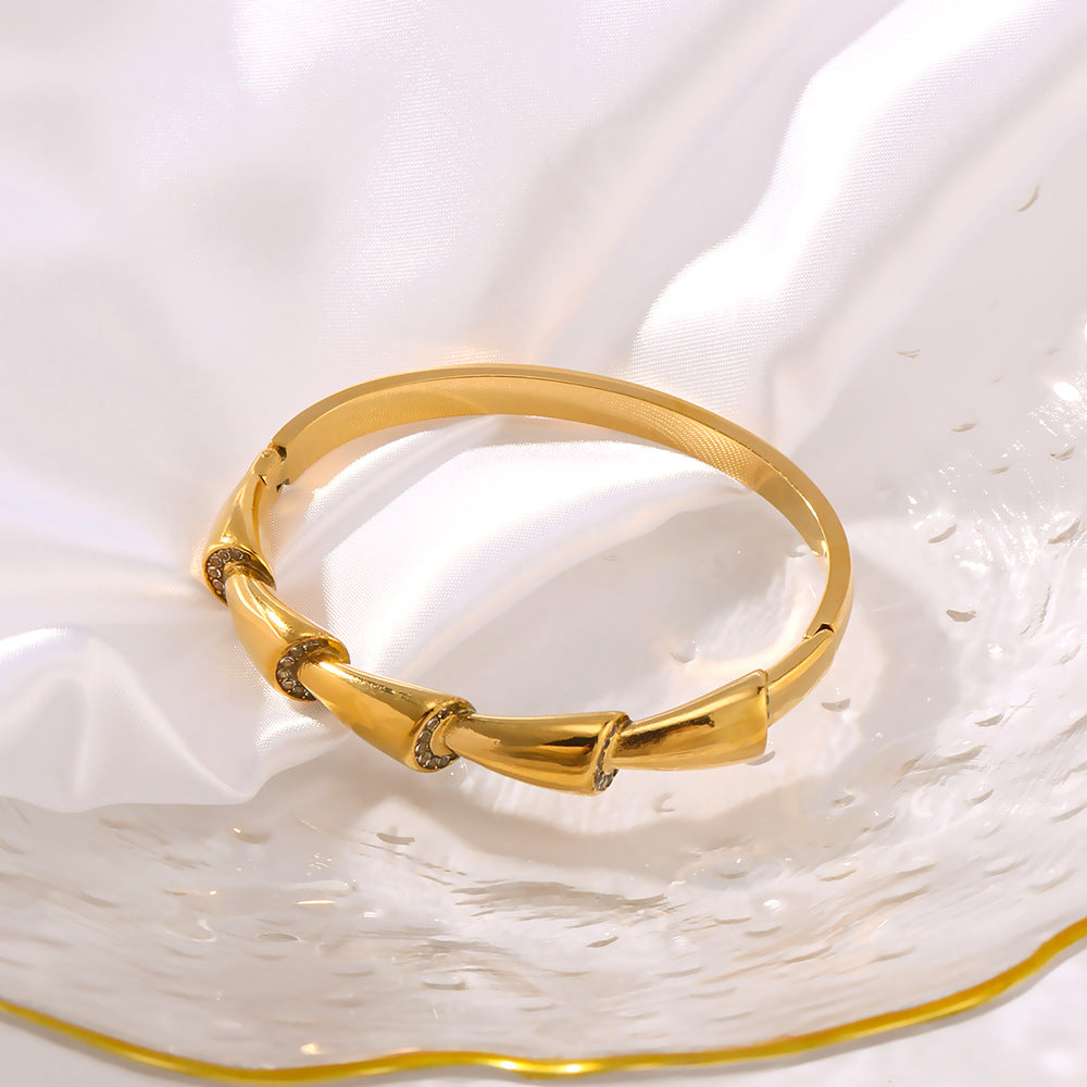 Bracciale da donna in bambù asimmetrico con intarsi di strass e design in acciaio al titanio con finitura placcata