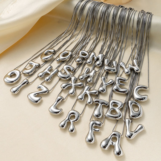 Collana con pendente a forma di lettera minimalista in acciaio al titanio placcato oro da donna