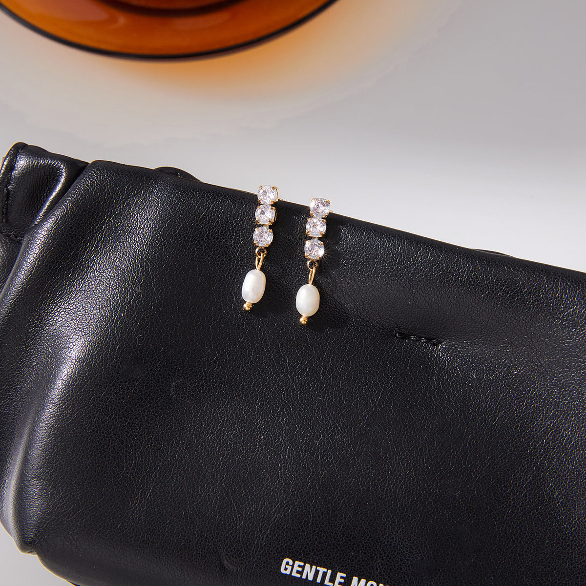 Pendientes de Botón Minimalistas Geométricos de Acero Inoxidable con Acentos de Perlas de Agua Dulce y Baño de Rodio para Mujer